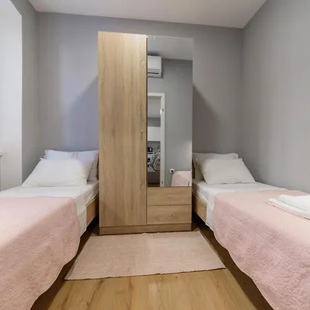 公寓 Poluotok 2 扎达尔