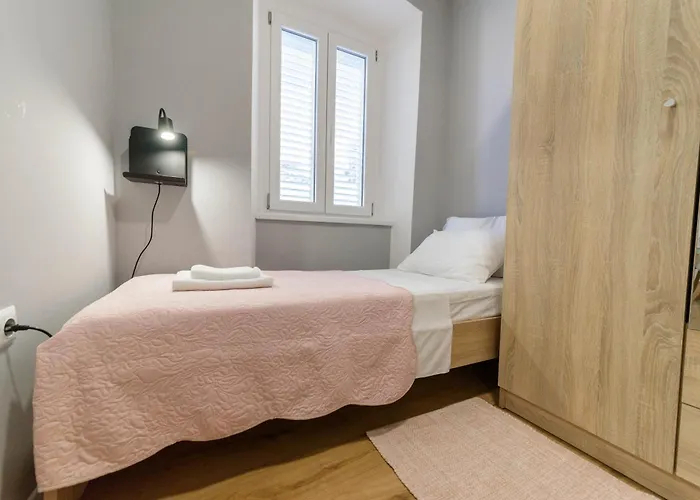 Apartment Poluotok 2 *